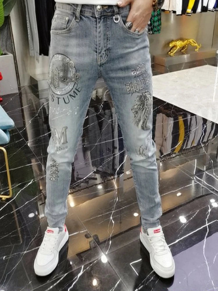 2024 New Graffiti Jeans Man Pants Spring Summer Crown Printe Jeans Streetwear Biker Skinny Zips Blue Cacual Long Denim Trousers