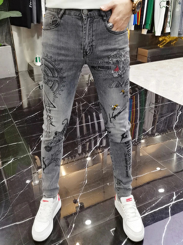 2024 New Graffiti Jeans Man Pants Spring Summer Crown Printe Jeans Streetwear Biker Skinny Zips Blue Cacual Long Denim Trousers